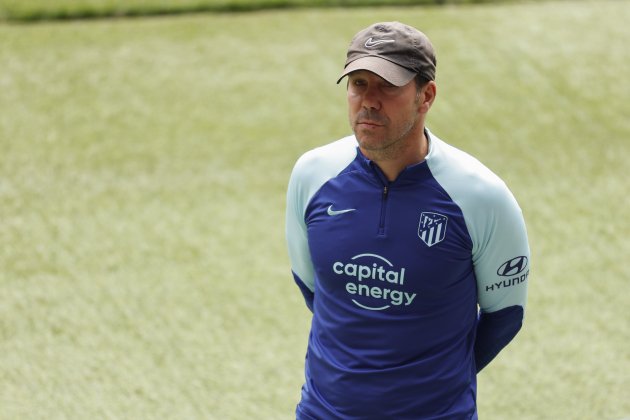 Simeone Atlético con gorra durante entrenamiento / Foto: EFE - Chema Moya