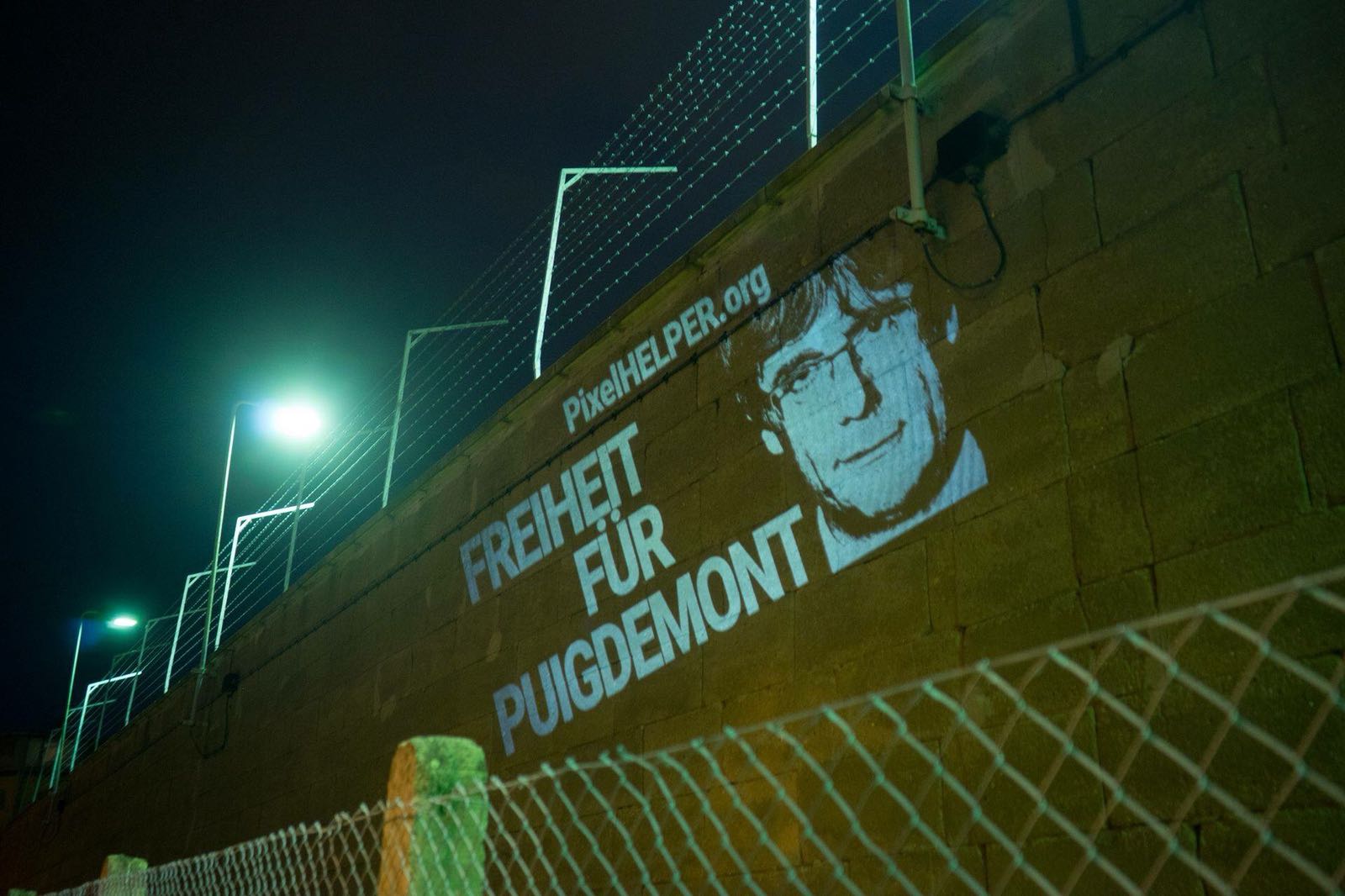 Proyectan una imagen que reclama la liberación de Puigdemont en una prisión alemana