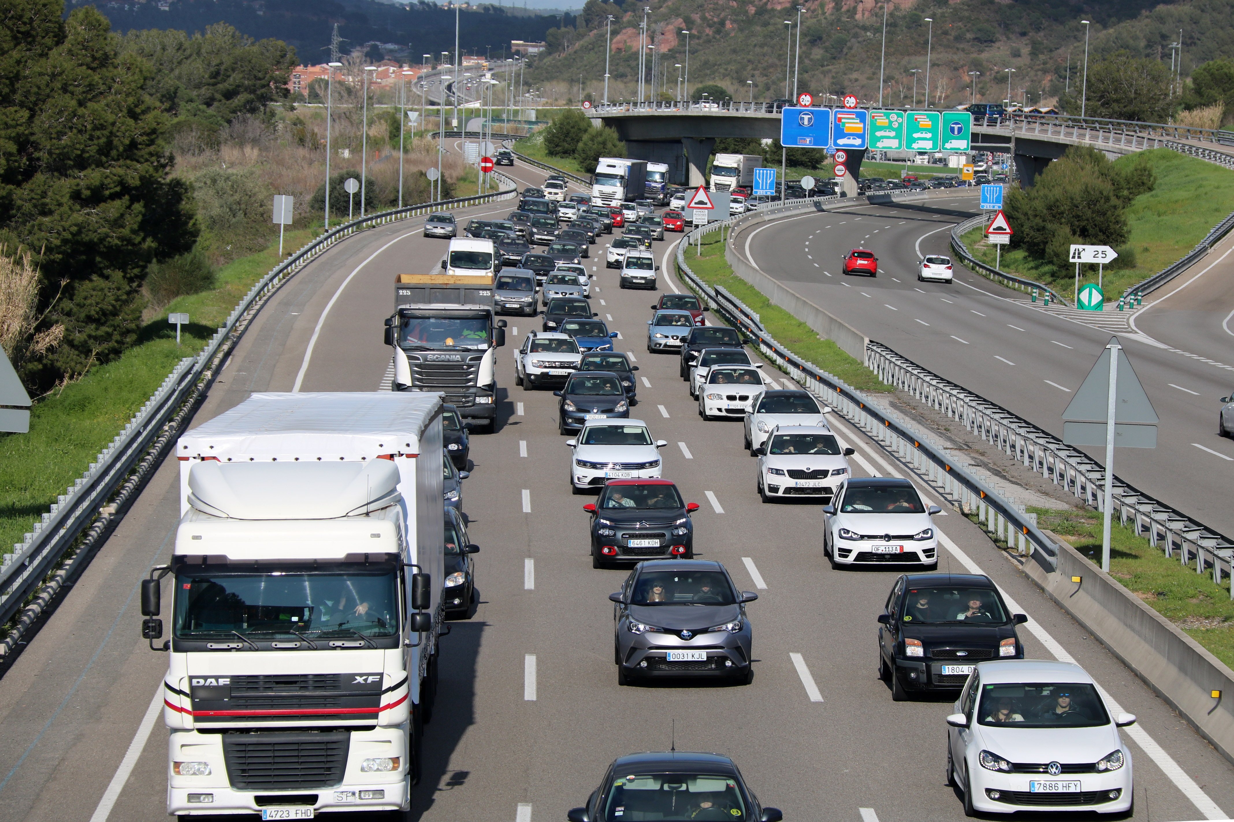 Més de 325.000 vehicles han sortit de l'àrea metropolitana fins a les 12 del migdia