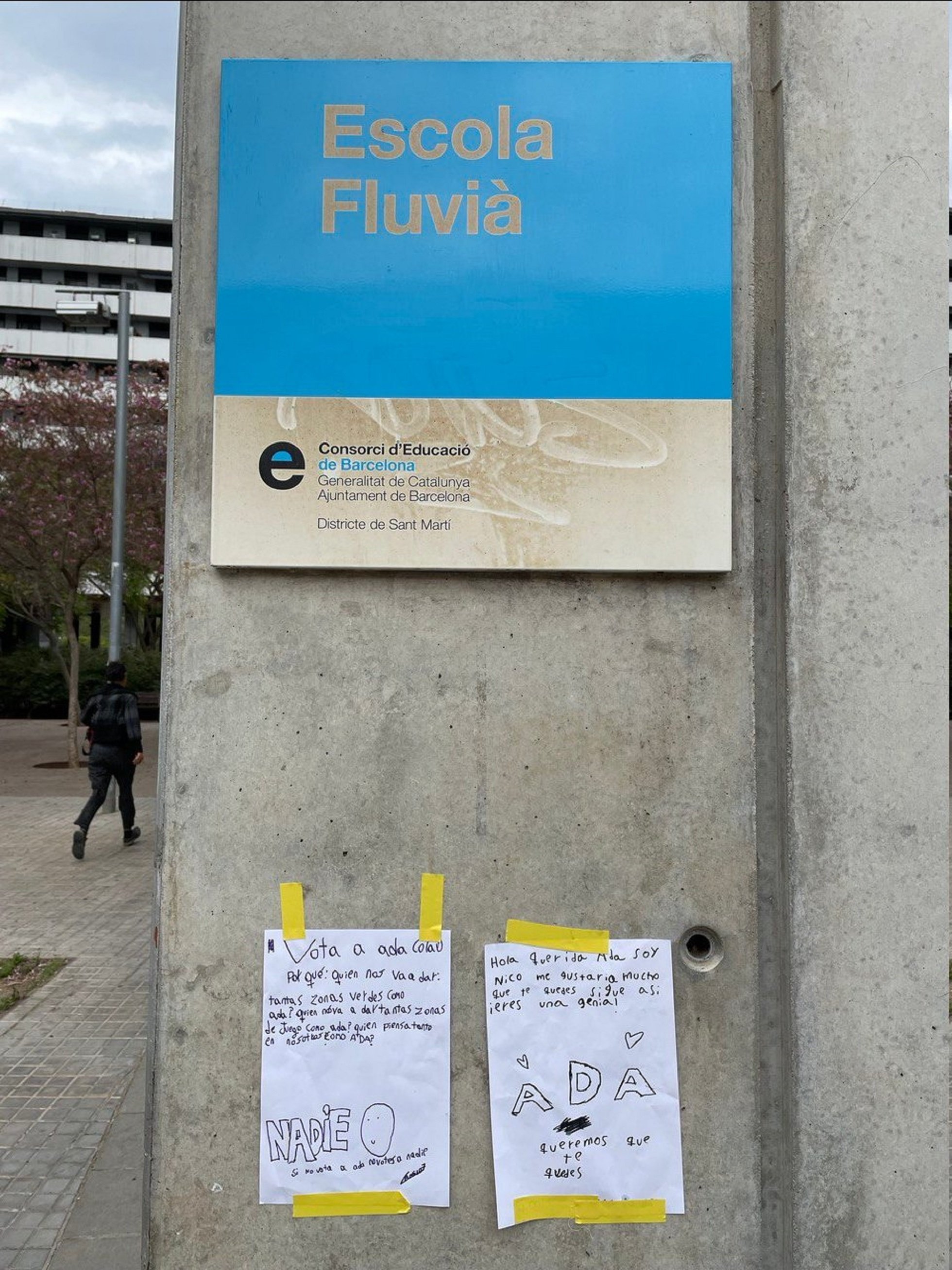 Denuncien propaganda electoral a favor d'Ada Colau feta per nens en una escola