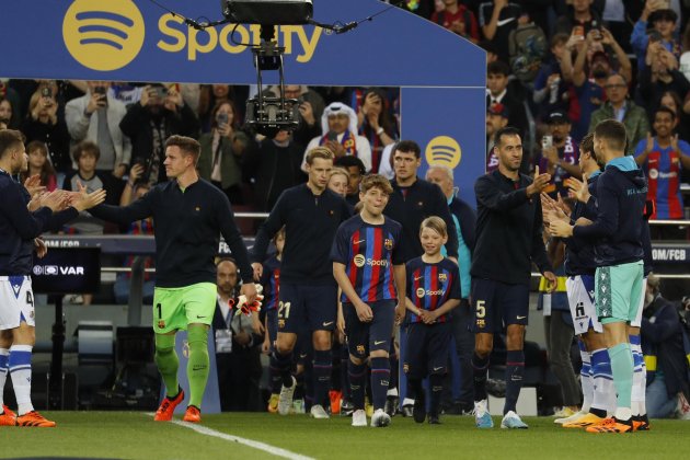 Real Sociedad haciendo el pasillo a los jugadores del Barça / Foto: EFE Real Sociedad haciendo el pasillo a los jugadores del Barça / Foto: EFE