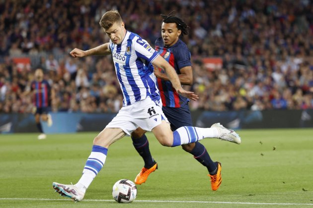 Alexander Sorloth y Jules Jounde disputando una pelota / Foto: EFE