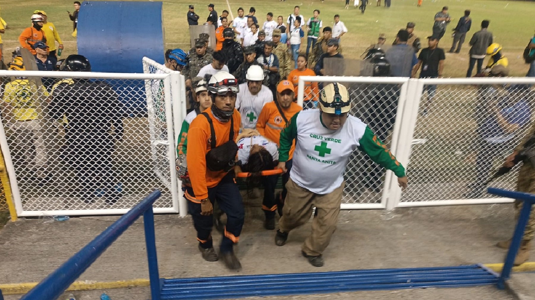 Mueren 12 personas por una estampida en un estadio de fútbol en El Salvador