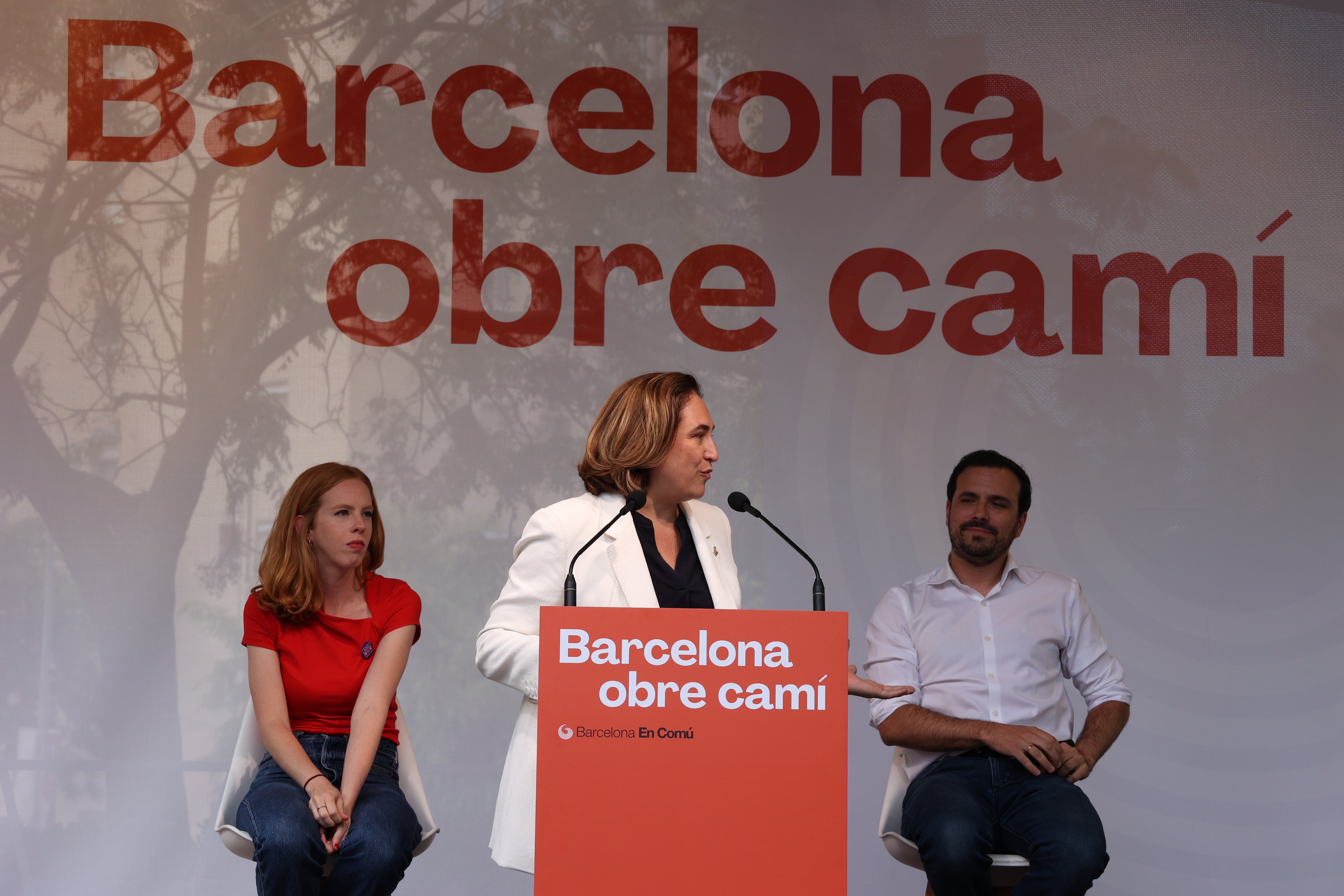 Punys alçats i una inesperada cita de Lluís Companys en l’acte més comunista d’Ada Colau