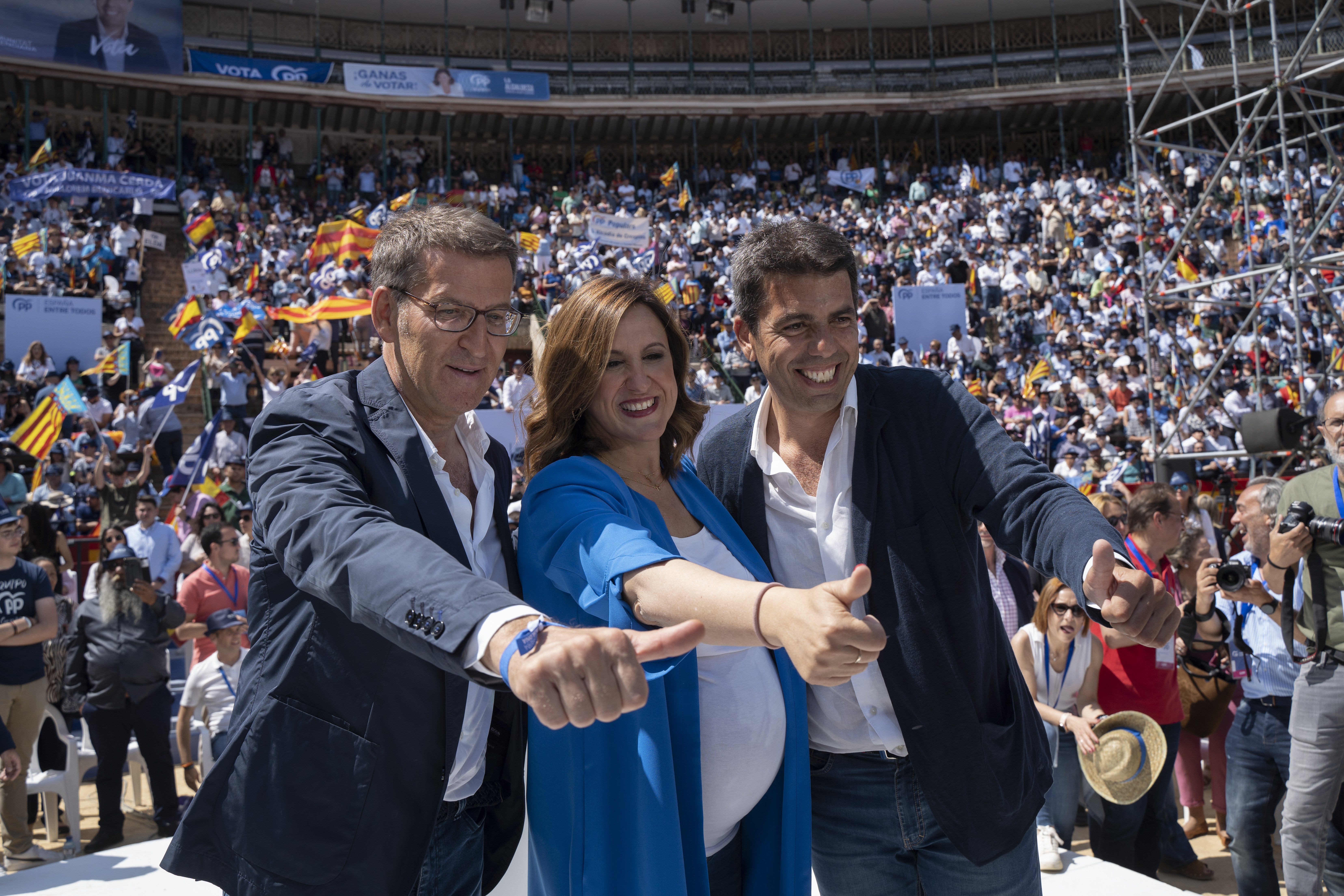 Feijóo llena la plaza de toros de València y pide "unir el voto para el PP": "Huele a cambio"