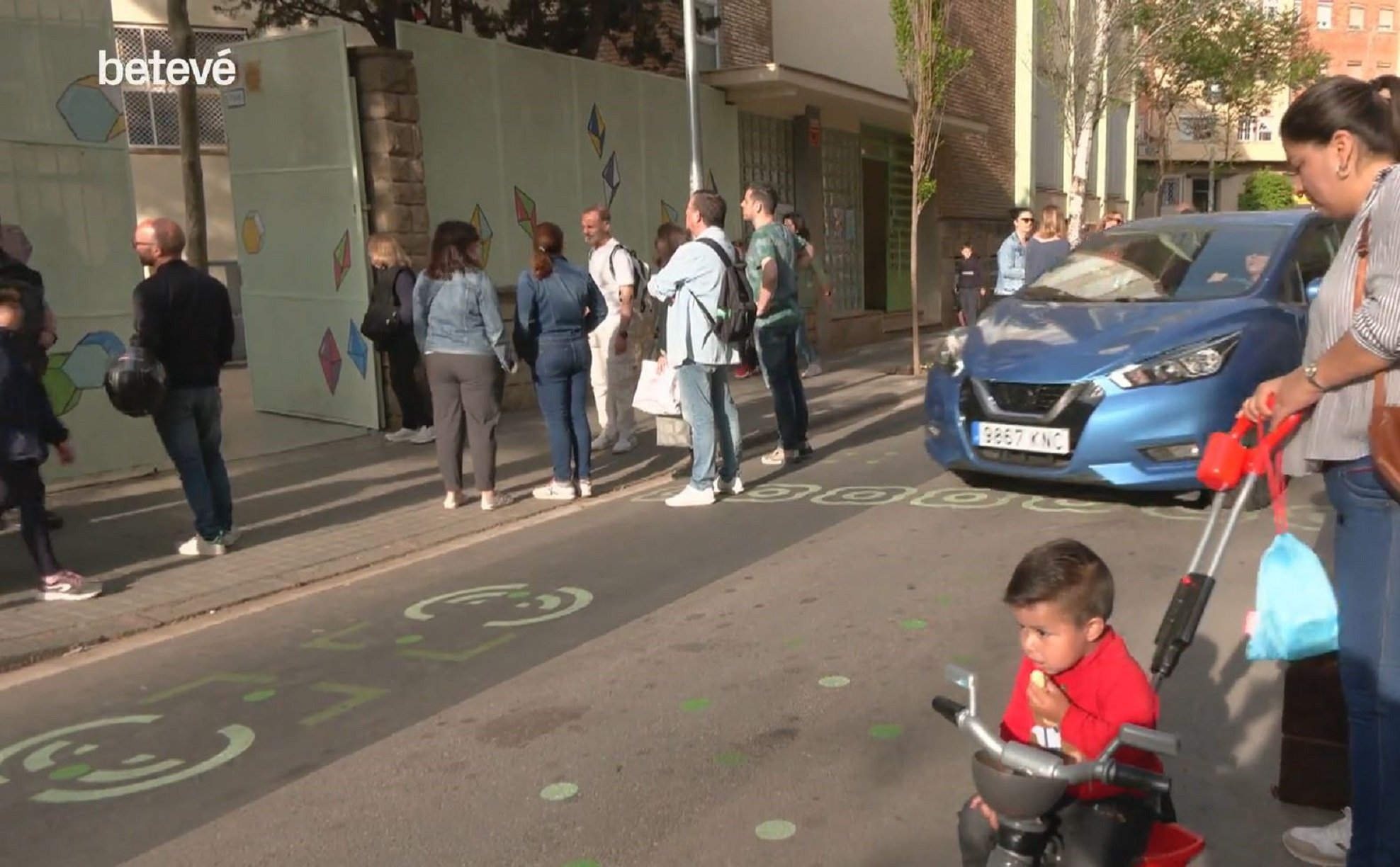 Quejas contra la pacificación de una calle de Colau: los coches tienen que hacer zigzag