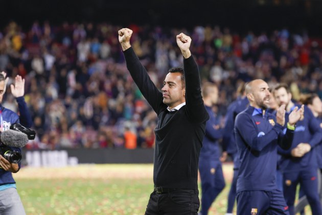 Xavi Hernández aixeca els punys / Foto: EFE - Toni Albir