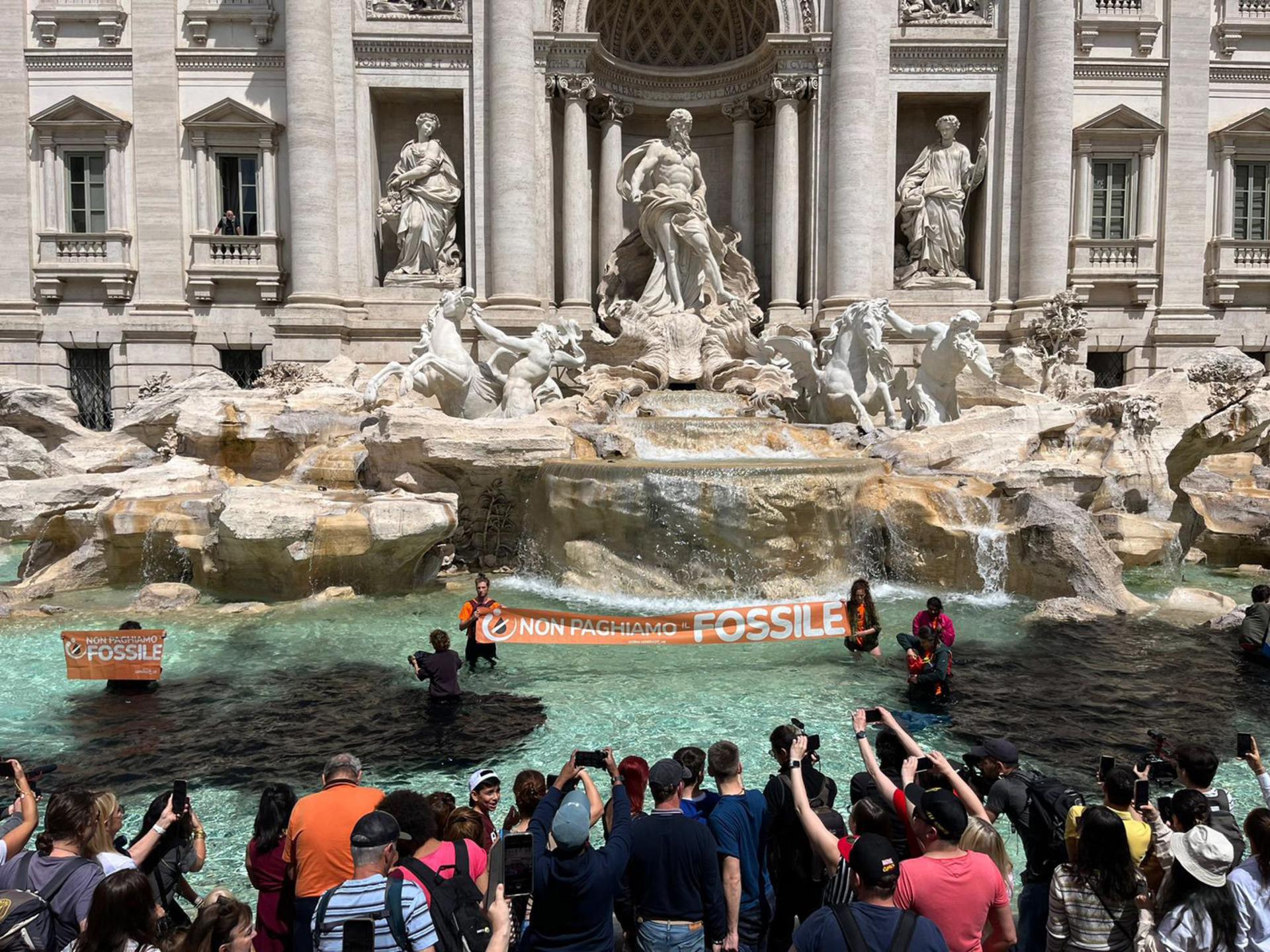 Activistas climáticos atacan la Fontana di Trevi