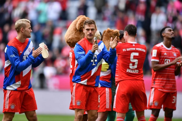 Joshua Kimmich aplaudint Bayern de Munic / Foto: EFE - Anna Szilagyi