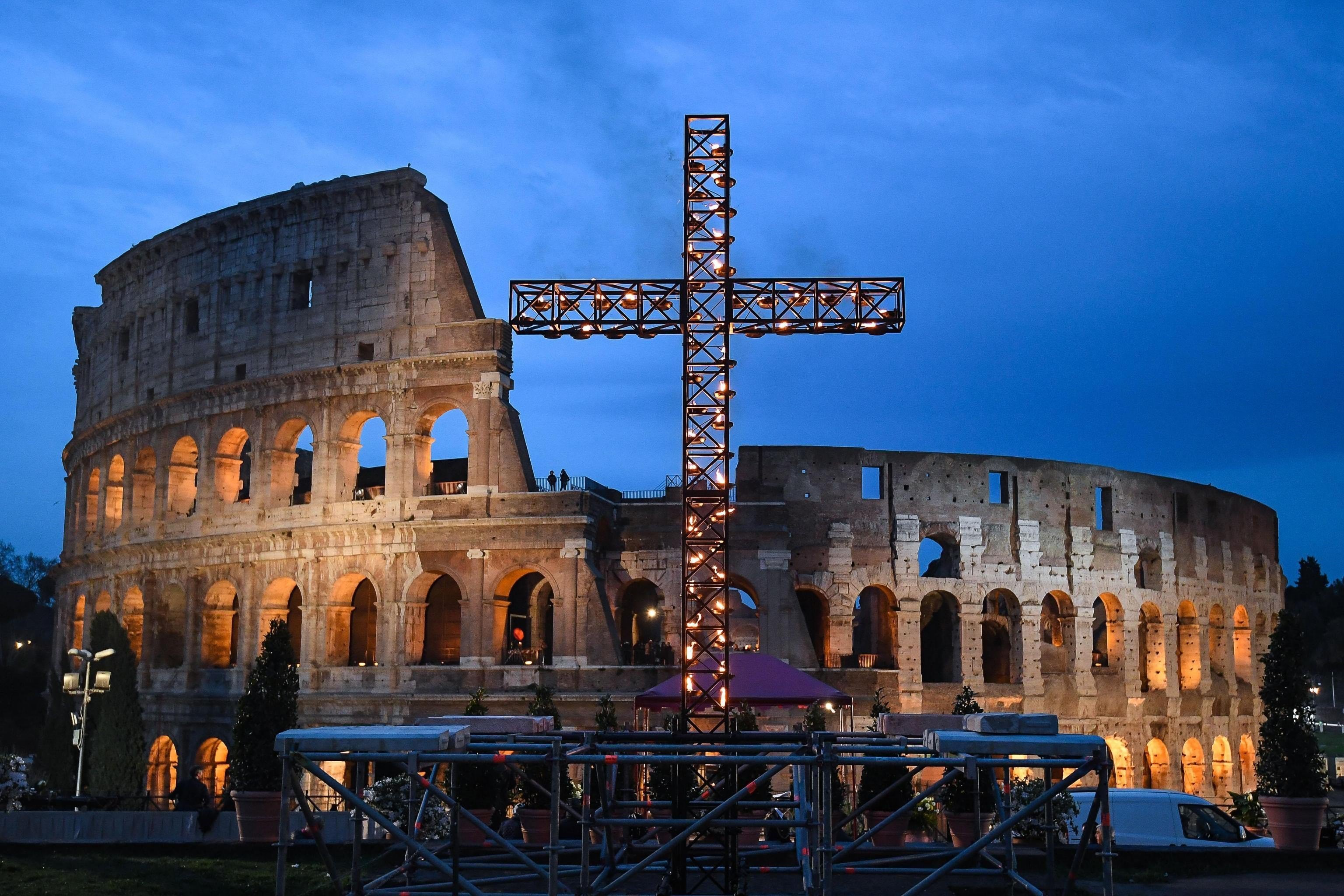 El papa lamenta en el Via Crucis que els joves heretin un món en guerra