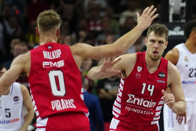 Vezenkov celebrando un triple cono el Olympiacos ante el Real Madrid / Foto: EFE