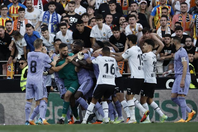 Els jugadors del València i Reial Madrid s'emboliquen després d'una agresion de VInicius / Foto: EFE