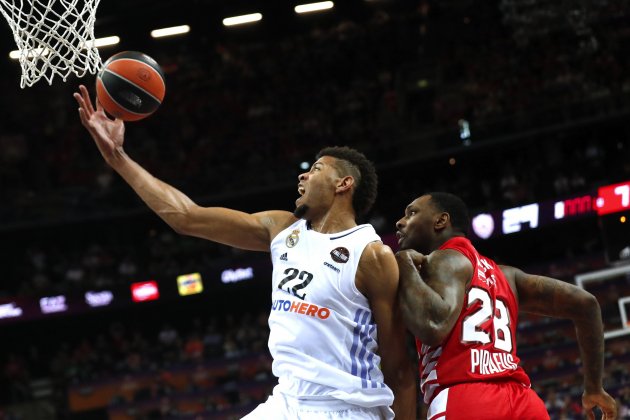 Tavares en una canasta ante Olympiacos / Foto: EFE