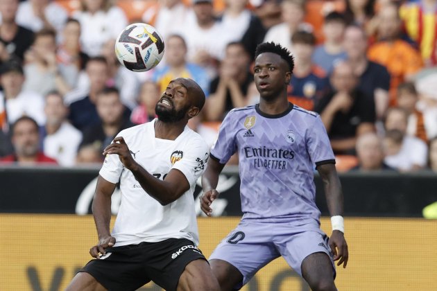 Vinicius y Dimitri Foulquier luchando miedo un balon Vinicius y Dimitri Foulquier luchando miedo un balon