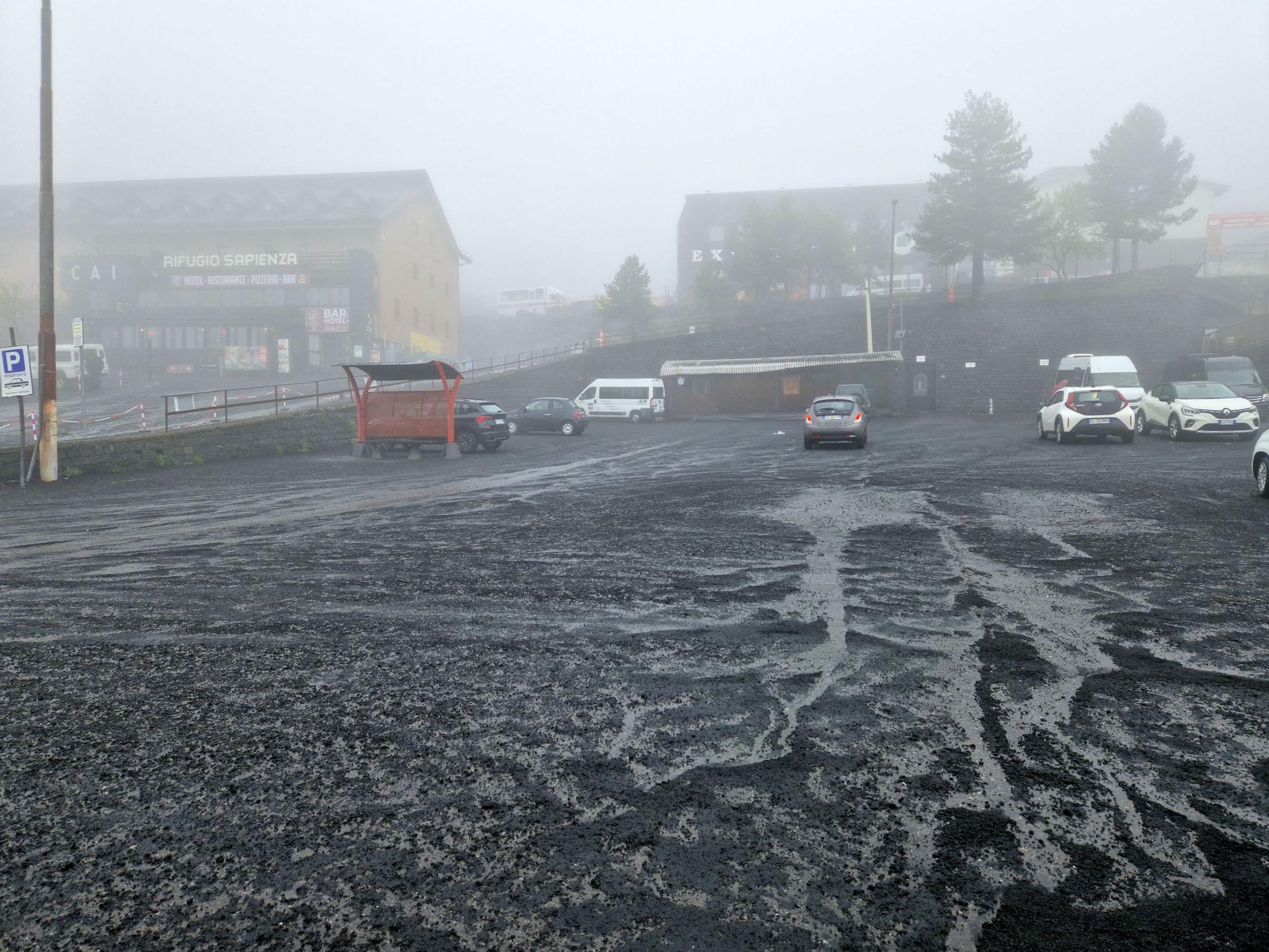 El volcán Etna vuelve a entrar en erupción y cubre Catania de ceniza