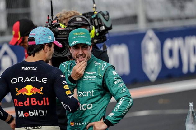 Fernando Alonso y Checo Pérez GTRES Fernando Alonso y Checo Pérez GTRES