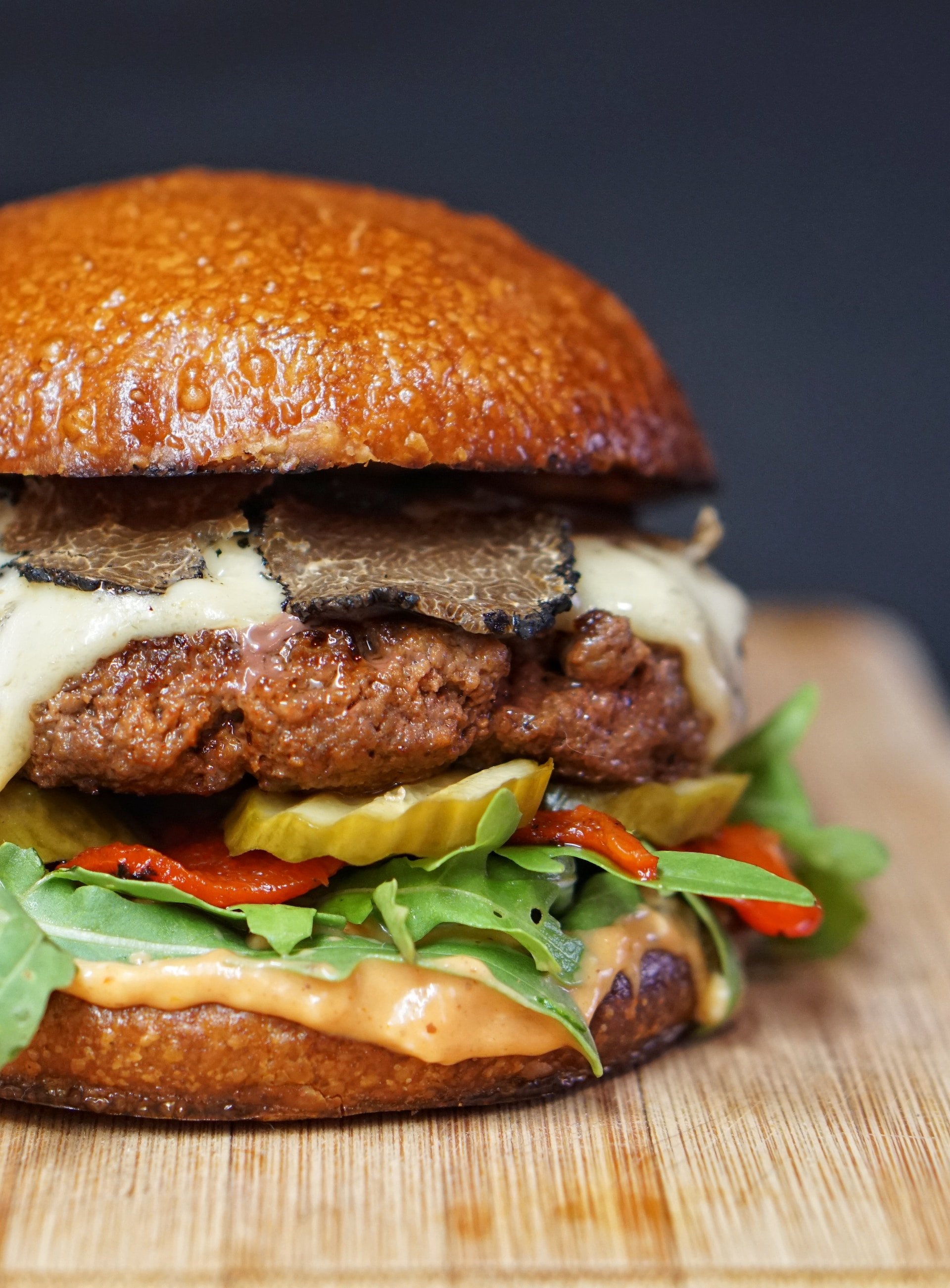 Aliments que mai no t'havies plantejat afegir a la teva hamburguesa (i que la faran molt millor)