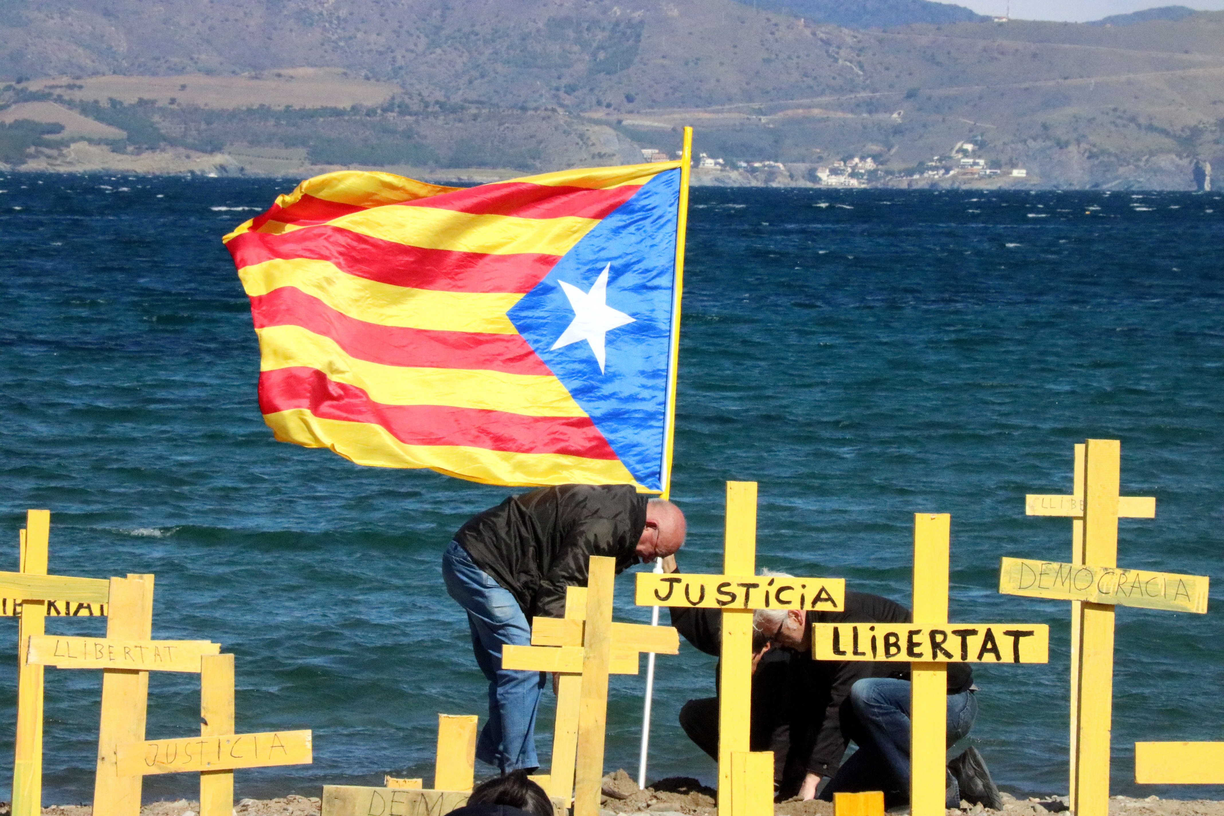 VÍDEO: Un unionista arranca cruces amarillas y la gente se enfrenta a él