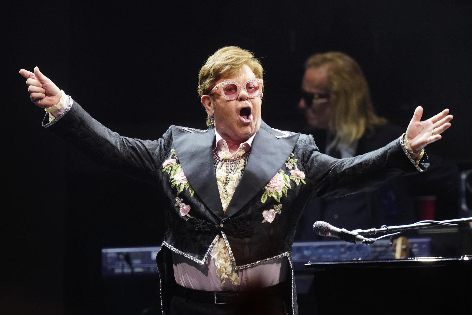 Gloriosa despedida de Elton John de su público en Barcelona