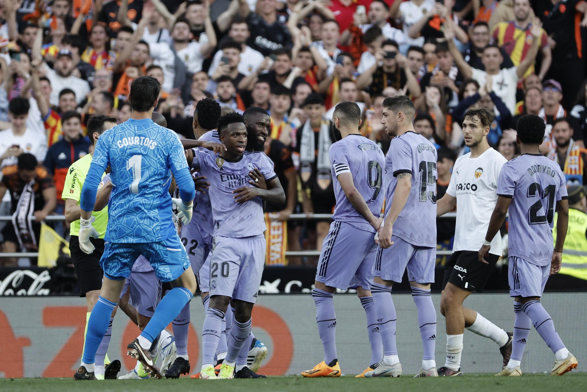 Tres primeros detenidos en València por los insultos racistas contra Vinícius en Mestalla