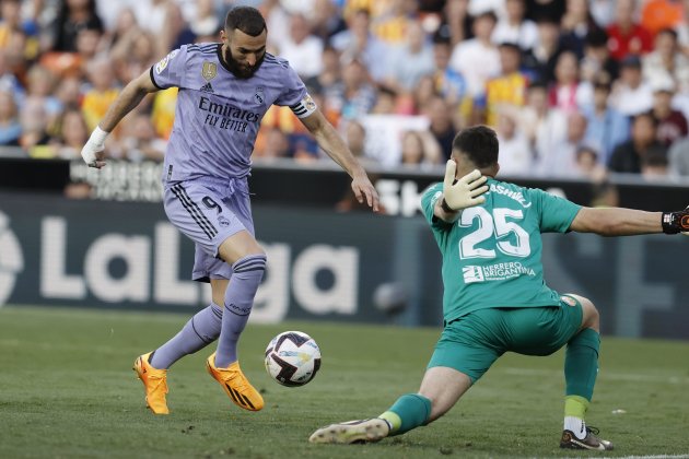 Karim Benzema intenta superar al portero Valencia Real Madrid / Foto: EFE