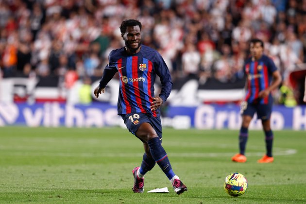 Kessie haciendo un pase Barça / Foto: Europa Press - Oscar J. Barroso