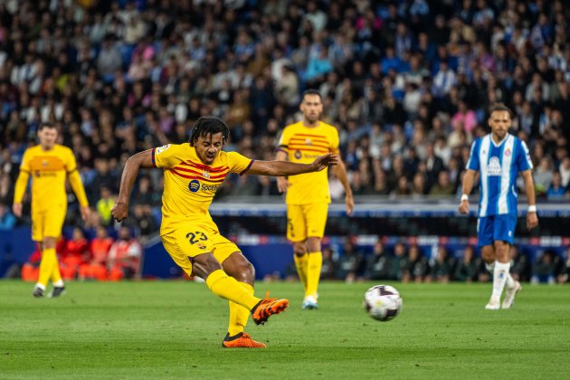 Jules Kounde despeja balón Barça Espanyol / Foto: Europa Press