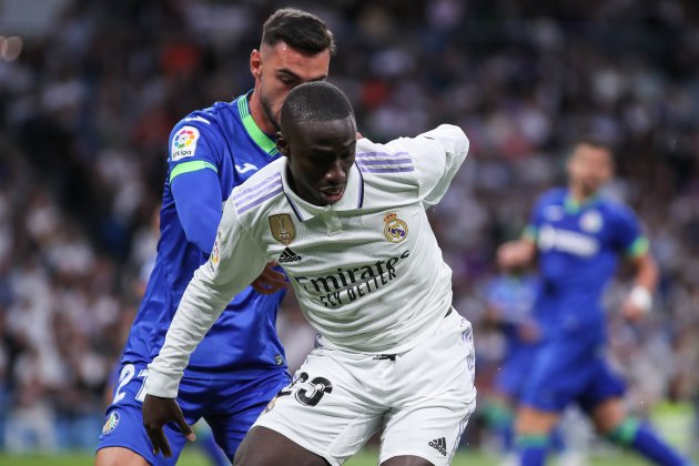 Ferland Mendy protege el balón / Foto: Europa Press - Irina R. Hipolito