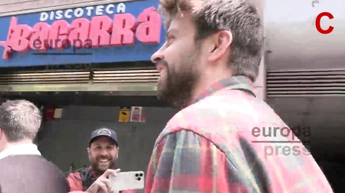 Jordi Martín, con gorra, grabando a Piqué   CHANCE, EUROPA PRESS