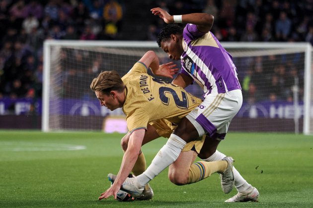 Frenkie de Jong cae ante Gonzalo Plata en el Valladolid - Barça / Foto: EFE Frenkie de Jong cae ante Gonzalo Plata en el Valladolid - Barça / Foto: EFE