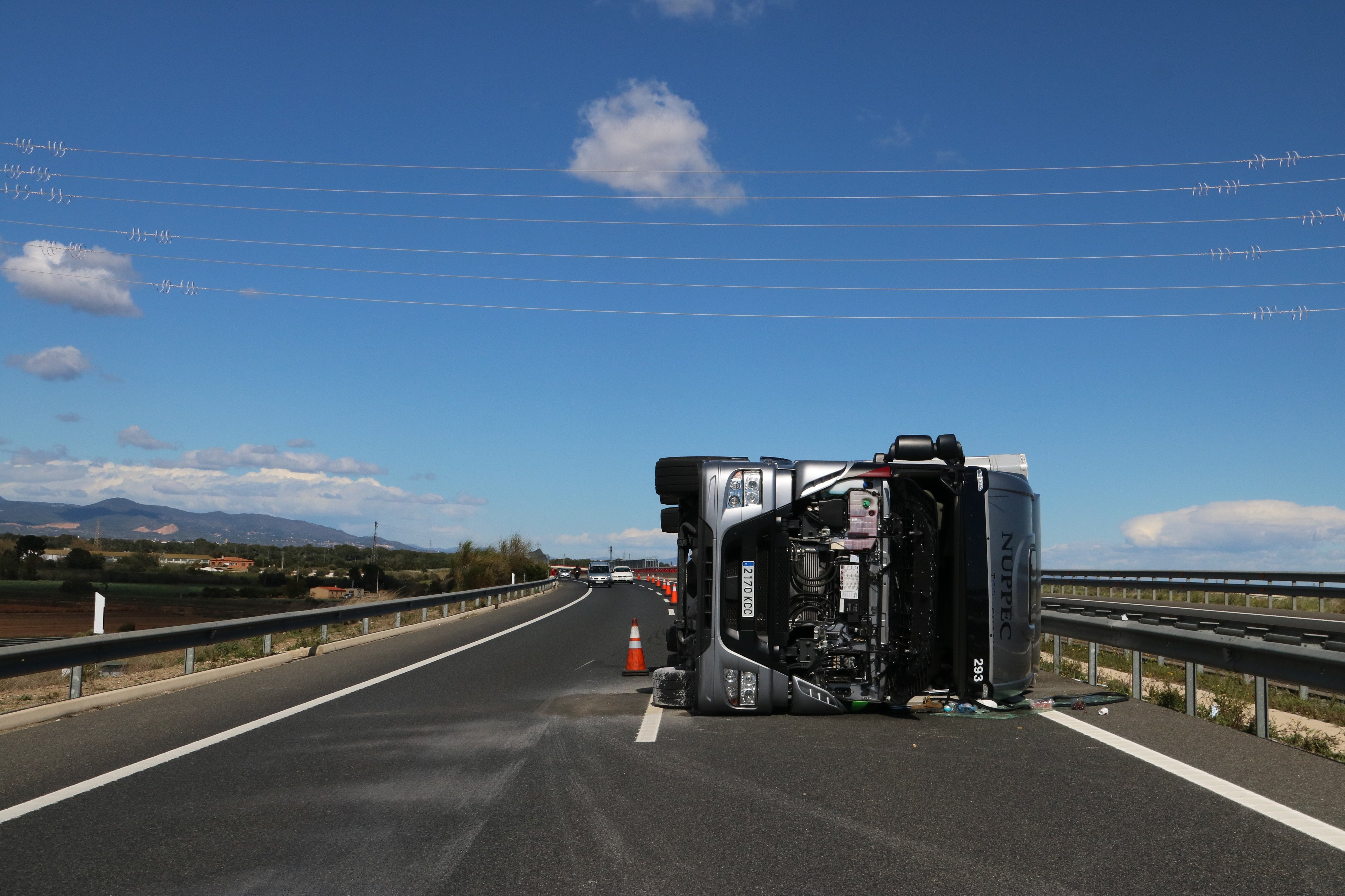 Destrozos y camiones volcados por el fuerte temporal de viento