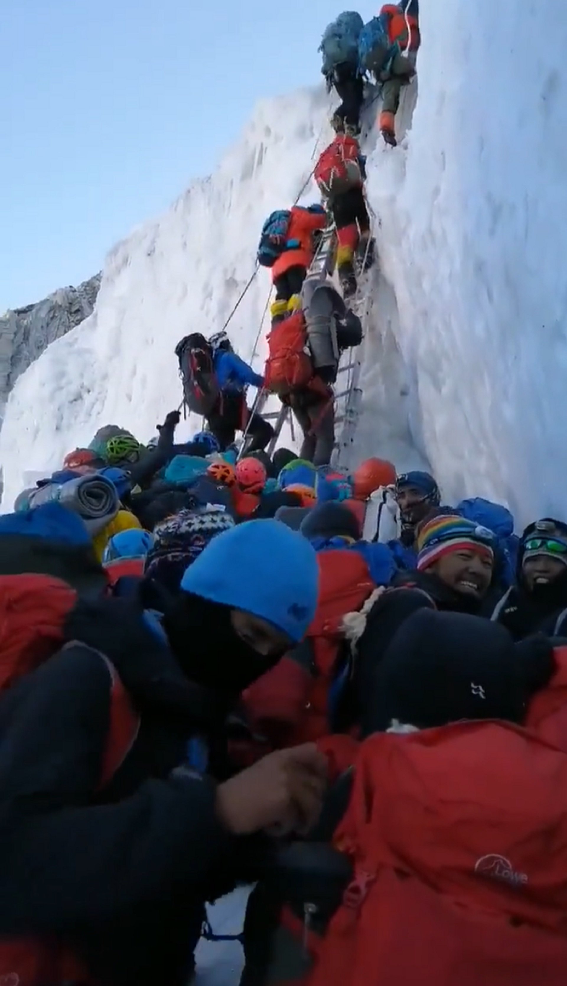 Colapso en el Everest: colas de alpinistas para coronar la cima