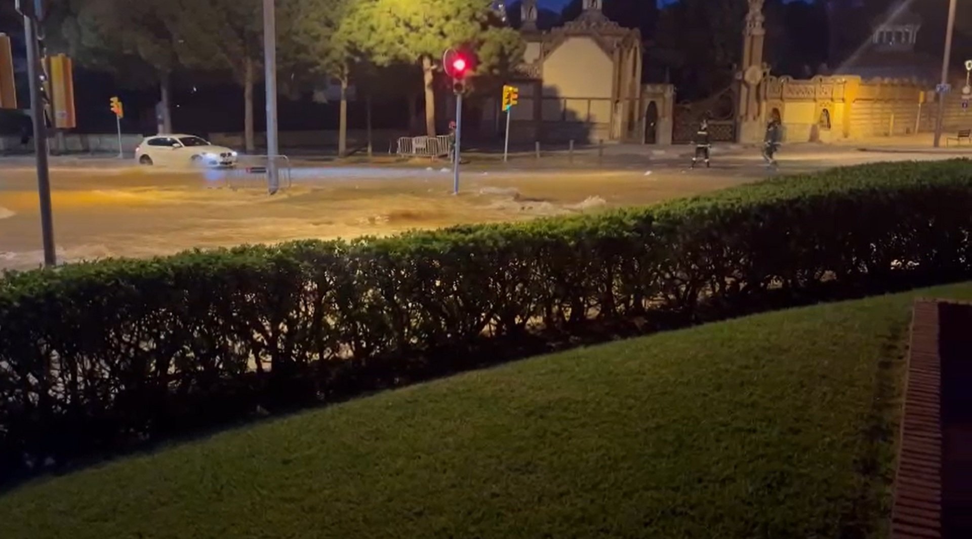 Un importante escape de agua en la avenida Pedralbes abre un socavón en la calzada
