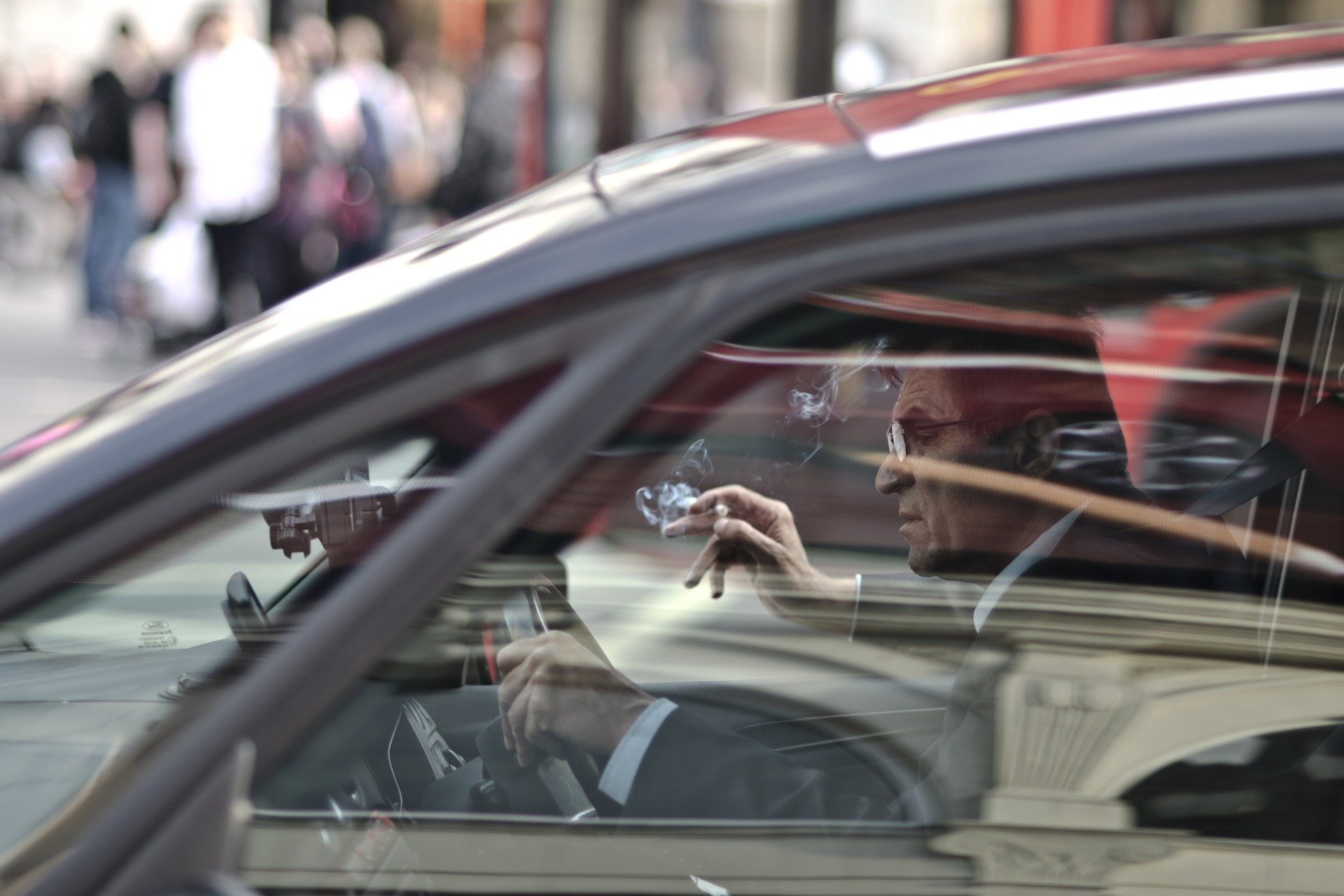 Casi la mitad de los españoles, a favor de prohibir fumar dentro de los coches