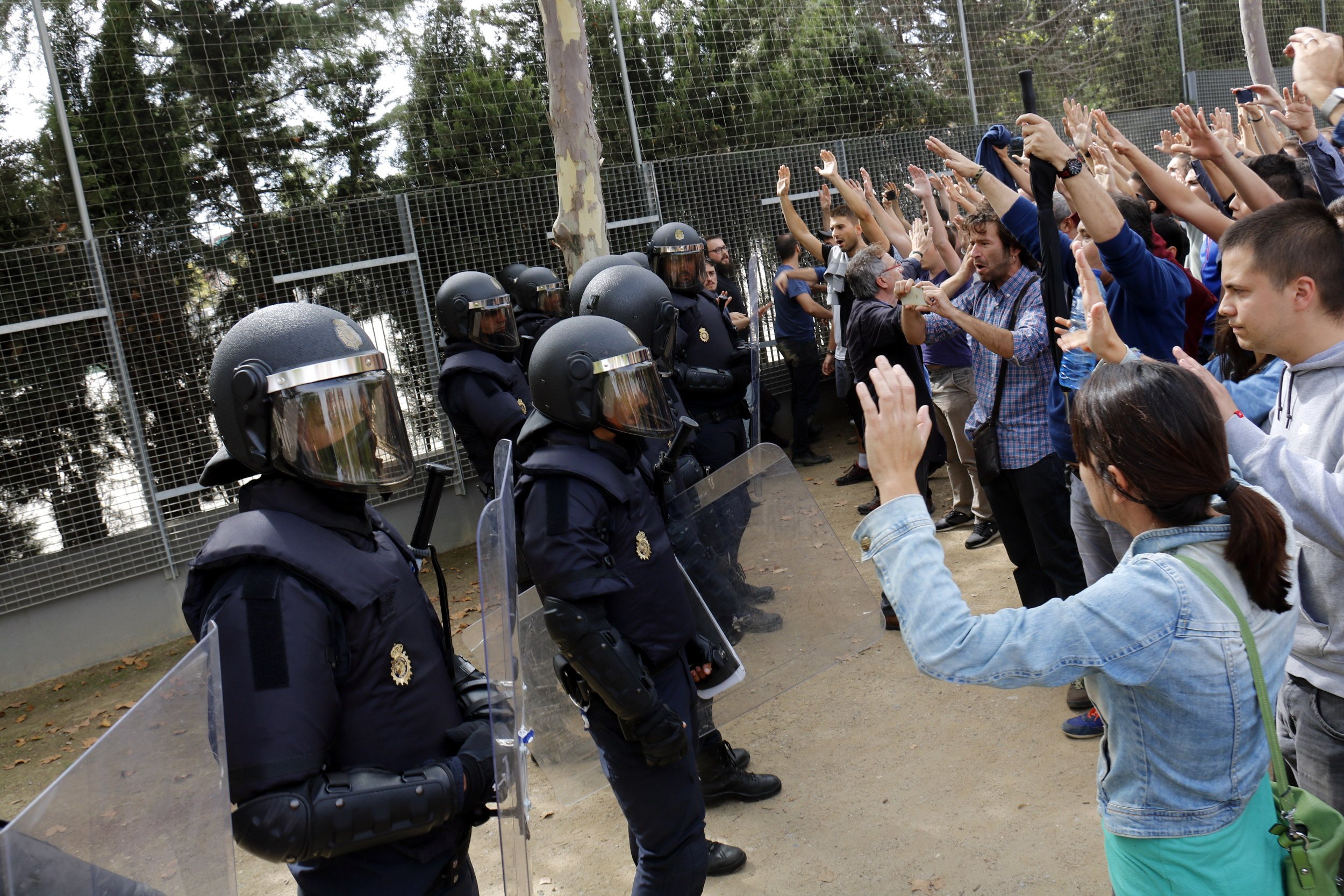 Citada a declarar per penjar una pancarta contra la policia al balcó