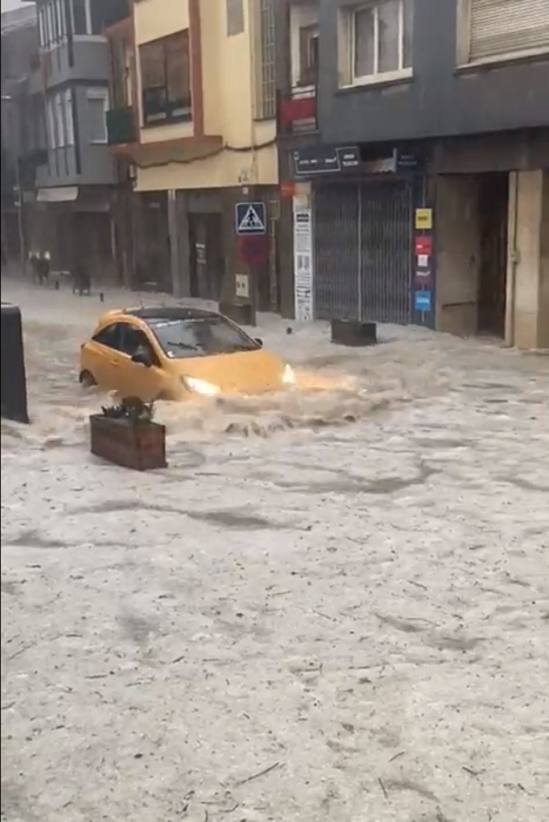 Una fuerte granizada inunda las calles de Sant Hilari Sacalm | VÍDEO