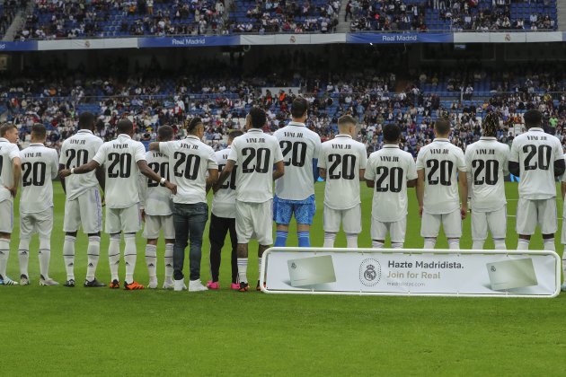 Los jugadores del Real Madrid luciendo una camiseta en favor de Vinícius / Foto: EFE