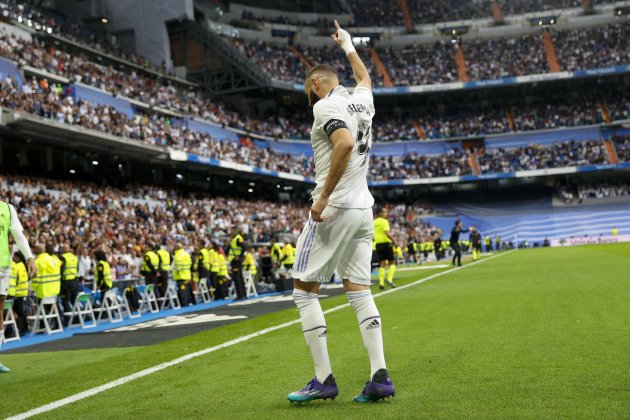 Karim Benzema cojo tras anotar un gol cono el Real Madrid / Foto: EFE