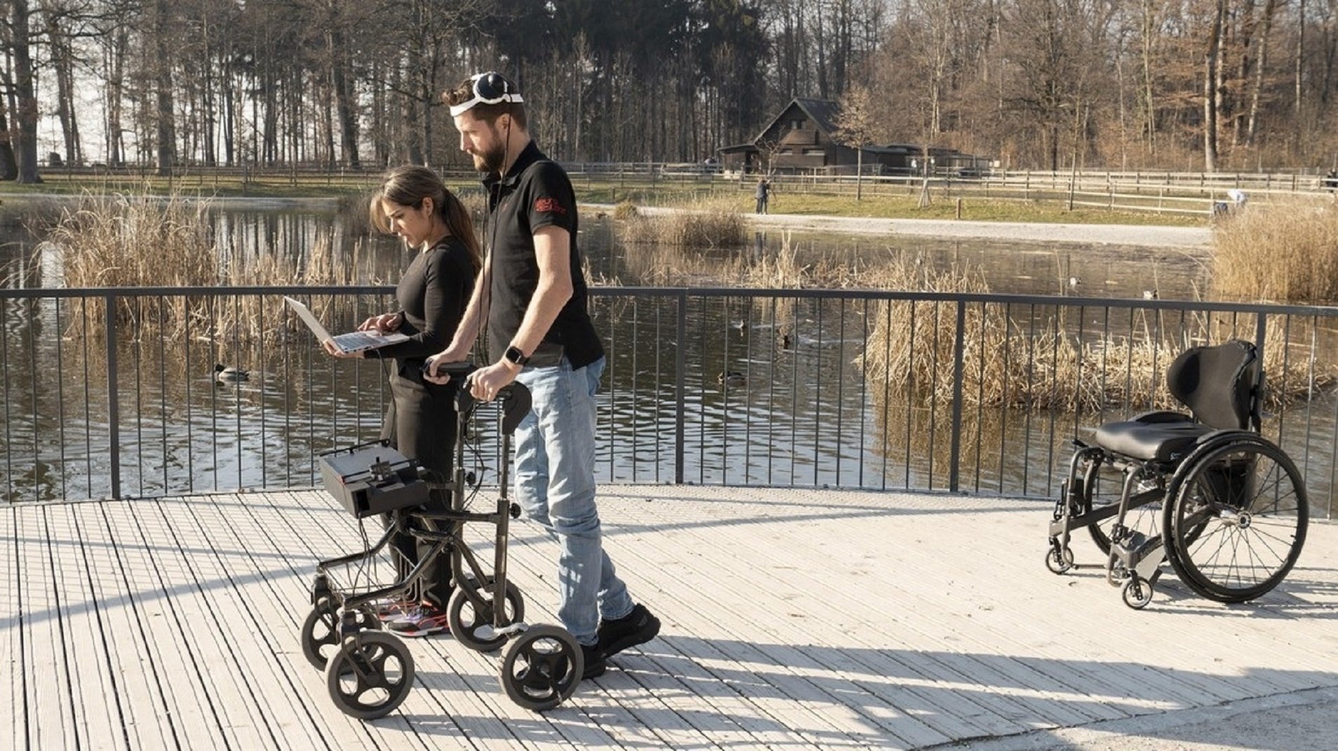 Un home tetraplègic torna a caminar gràcies a un implant entre el cervell i la medul·la espinal