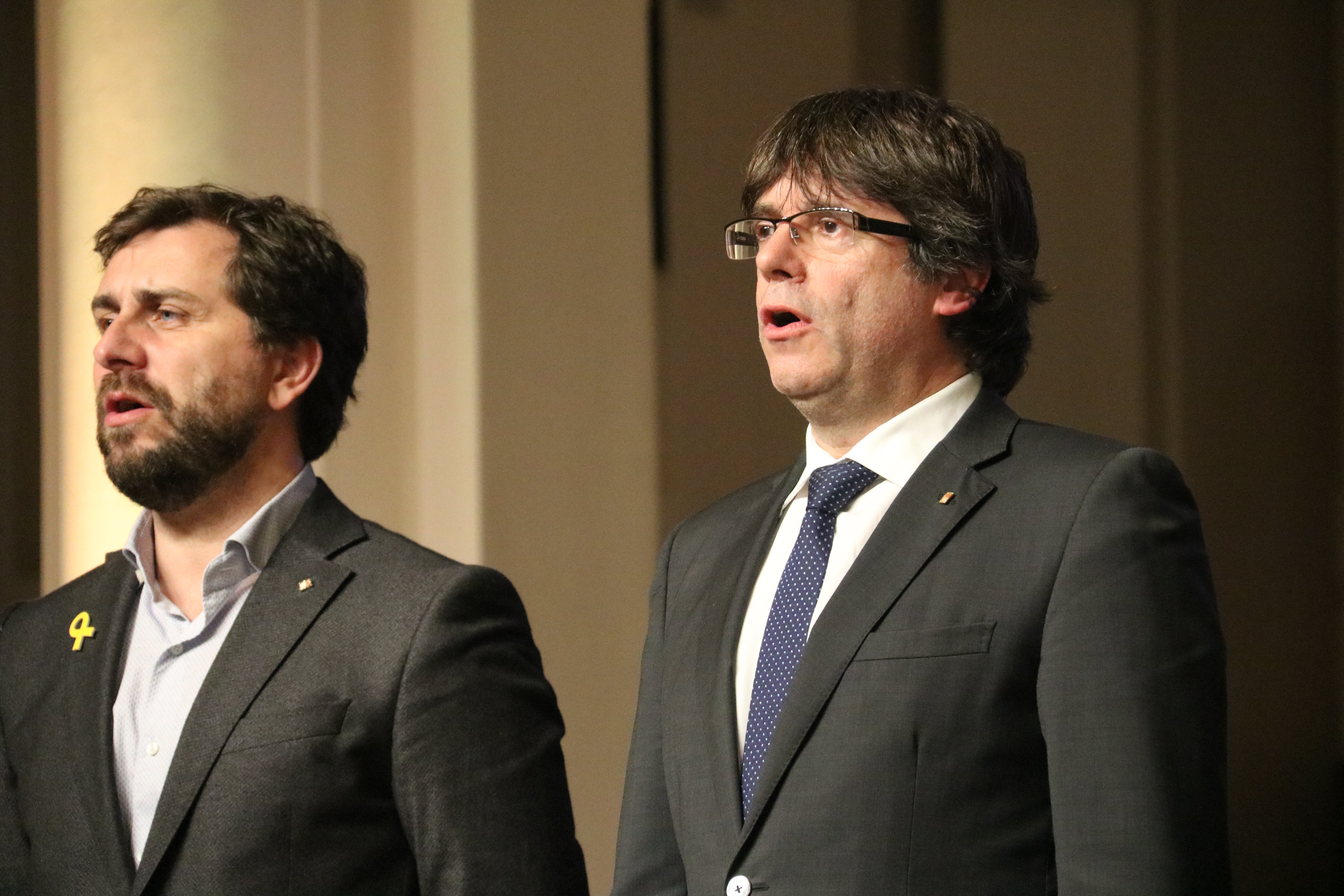 Puigdemont canta una canción a diputados alemanes en la prisión