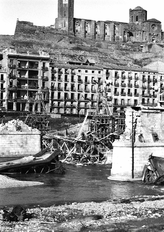 Les tropes franquistes ocupen Lleida. Pont Vell. Font Blog Quina la Fem