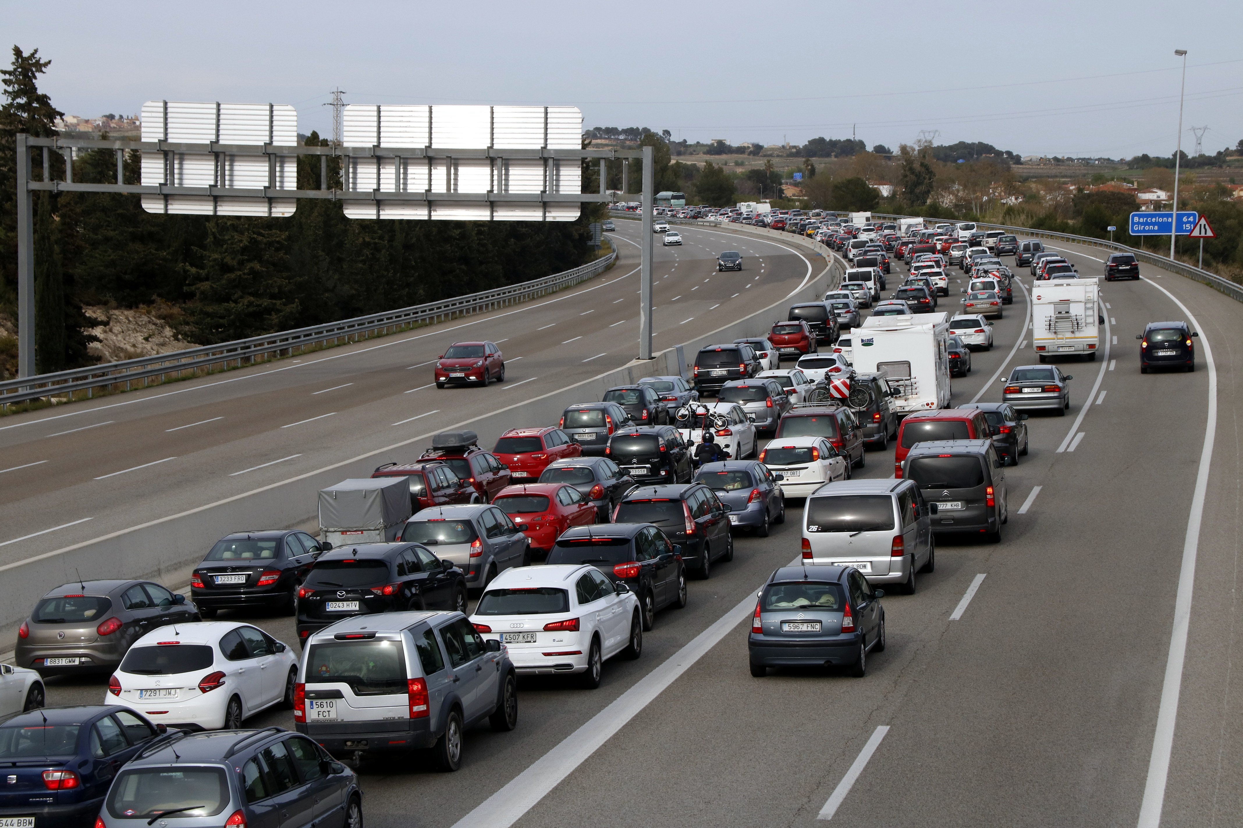 La C-16 y la AP-7, las vías con más complicaciones en la operación retorno del puente de la Purísima