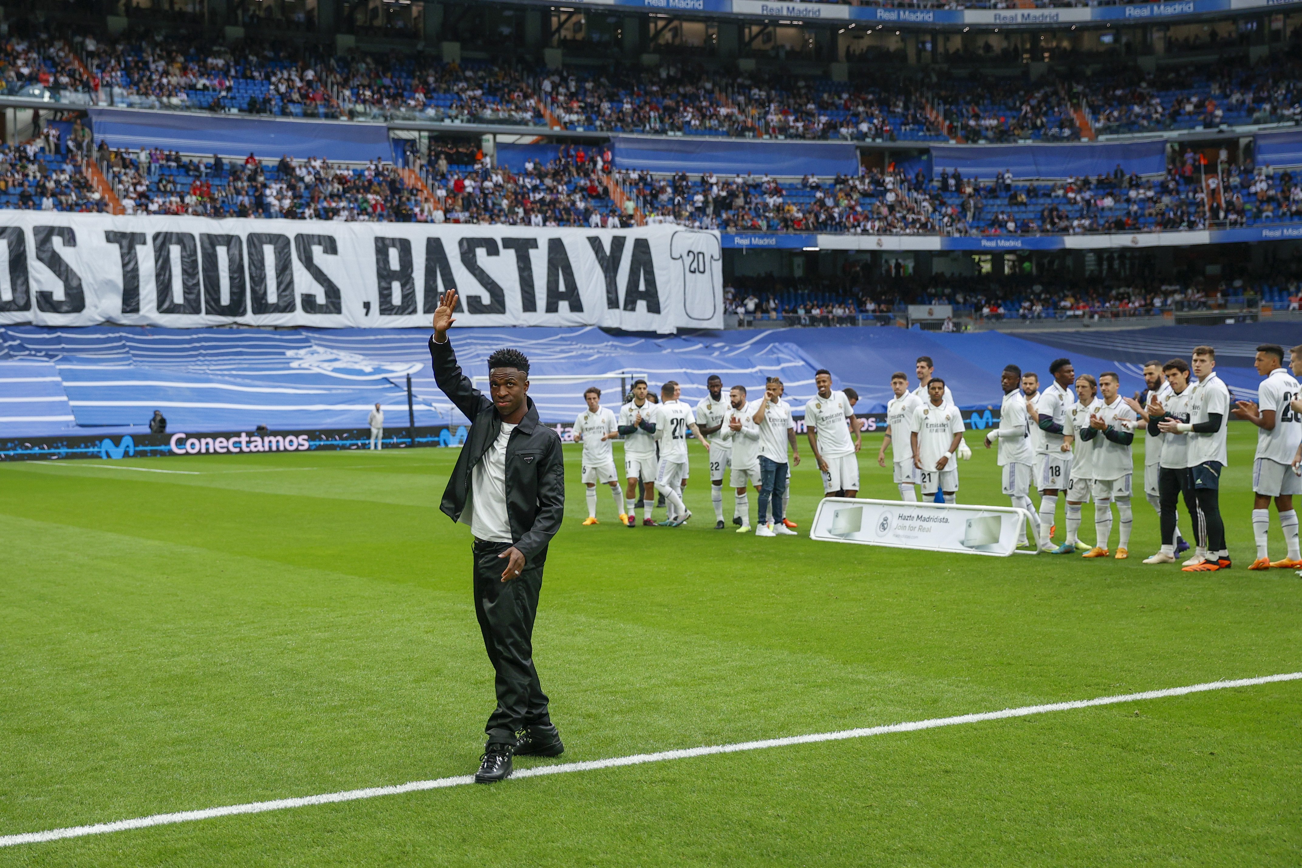 Cánticos de "Vallecanos, yonkis y gitanos" en el Santiago Bernabéu