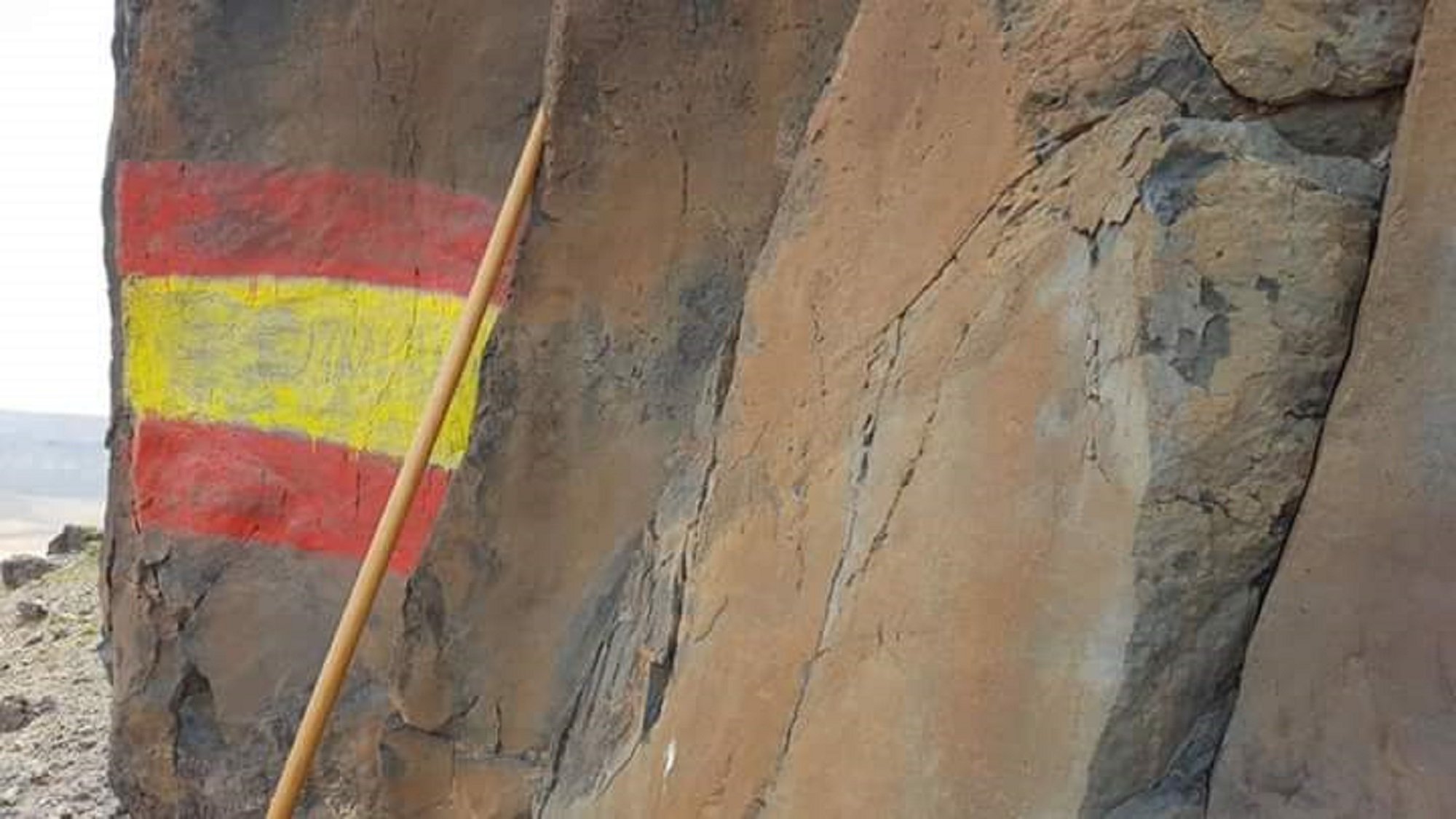 Pintan una bandera española sobre unos grabados prehispánicos en Fuerteventura