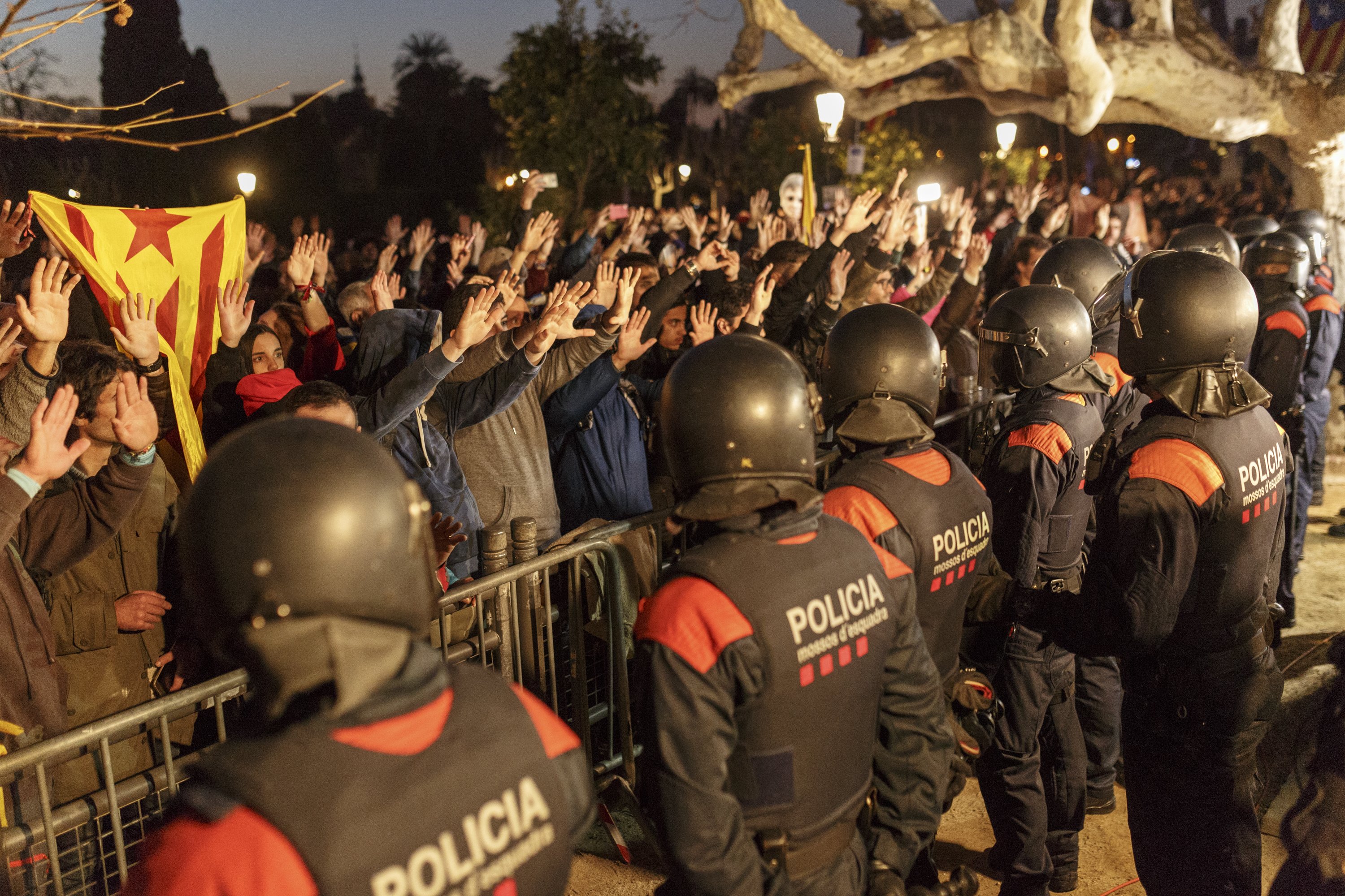 Els Mossos reforcen la vigilància de jutjats, edificis de l'Estat i seus de partits