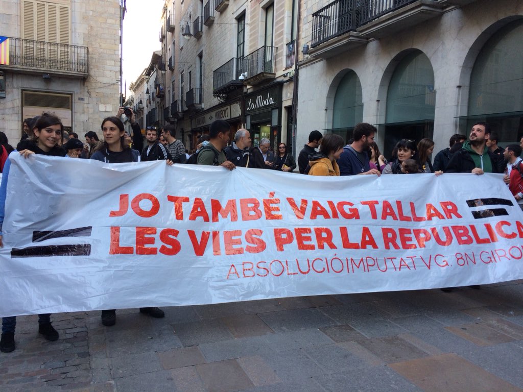 Girona se solidaritza amb els imputats pel tall de vies el 8N