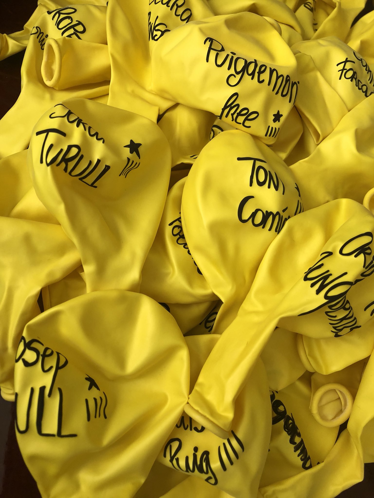 Denuncian la requisa de globos amarillos en el Camp Nou