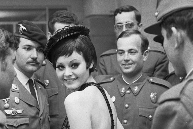 Rocío Durcal durant el rodatge de 'Las Leandras', d’Eugenio Martín. Madrid, 1969/ Joana Biarnés