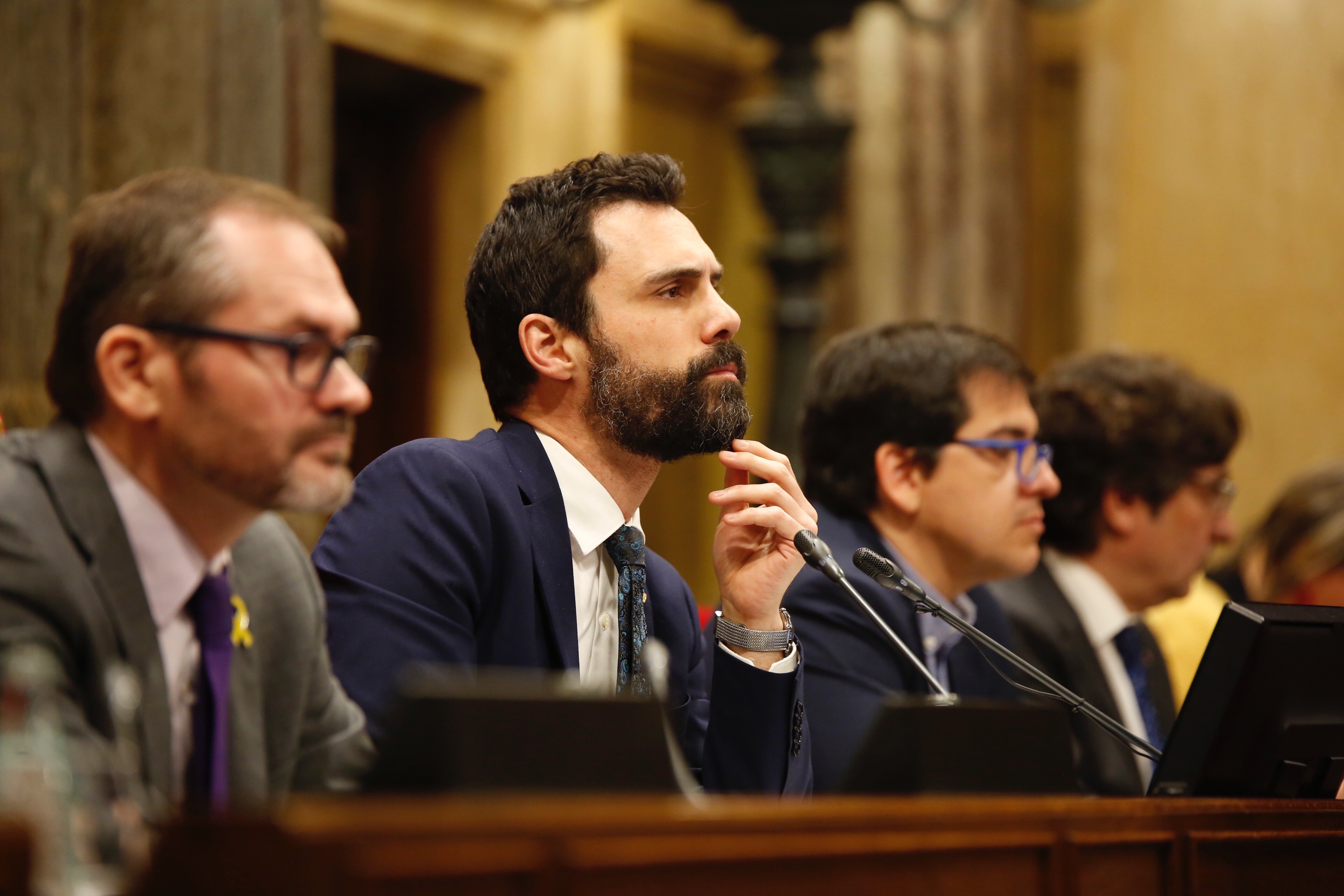 El TC suspèn les resolucions del Parlament sobre l'autodeterminació i la reprovació al Rei