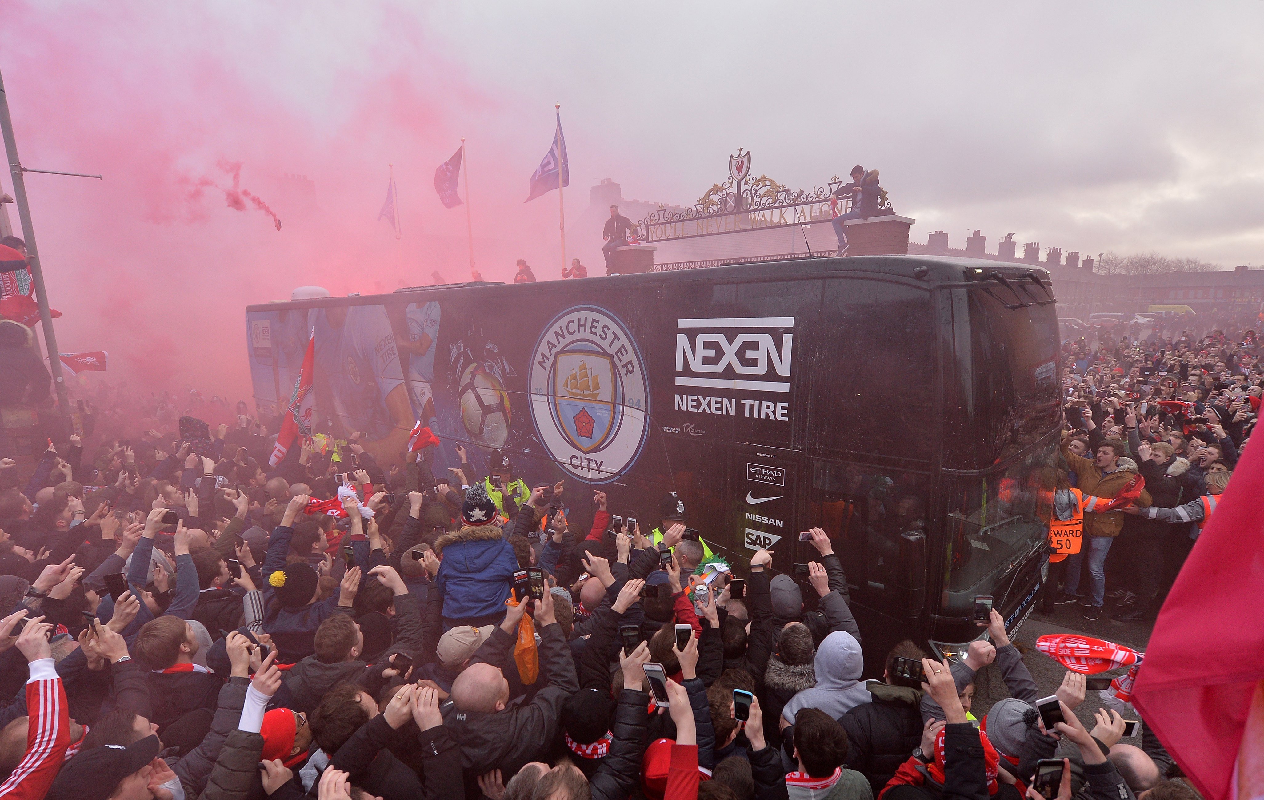 El City protegeix Guardiola amb 15 càmeres a l'entrada de Liverpool